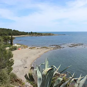 A Chic Four-person By The At Cap Ras Appartement Llançà
